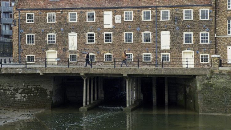 Three Mills tide stream. River Lea.